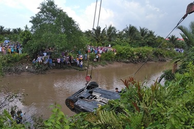 Một thai phụ và 2 thanh niên tử vong trong chiếc xe Mercedes chìm dưới rạch