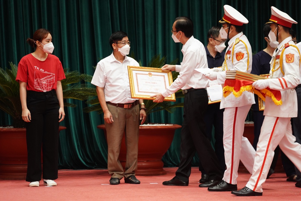 TPHCM lấy lại nhịp đập trái tim nhờ sự chi viện từ mọi miền cả nước - 3 TPHCM lấy lại nhịp đập trái tim nhờ sự chi viện từ mọi miền cả nước - 3