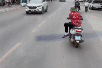 Nổi bật tuần qua: Người đàn ông chạy xe máy che biển lạng lách trên đường