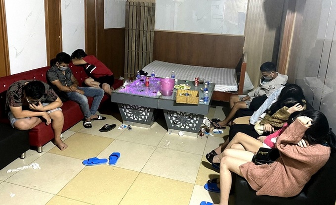 Các đối tượng dương tính với chất ma túy tại quán karaoke.