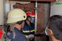 4 giờ đục tường lôi nam thanh niên kẹt giữa khe hẹp ra ngoài