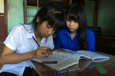 Nghị lực của nữ sinh người Jrai mồ côi cha