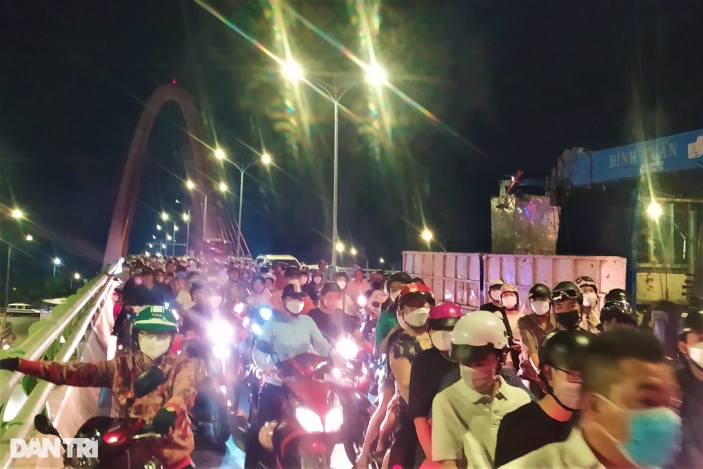 Hơn 10 phương tiện tông nhau liên hoàn, nhiều người bị thương - 5 Hơn 10 phương tiện tông nhau liên hoàn, nhiều người bị thương - 5