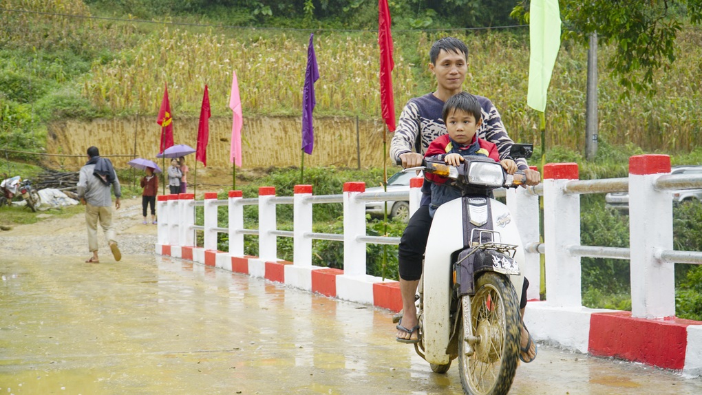 Cây cầu góp phần đổi đời bản làng nghèo bên suối - 2 Cây cầu góp phần đổi đời bản làng nghèo bên suối - 2