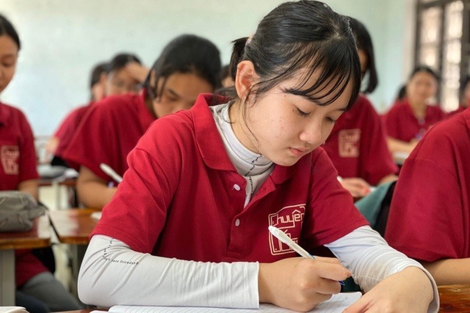 Các nhà hảo tâm giúp đỡ nữ sinh trường chuyên mồ côi gần 64 triệu đồng - 4 Các nhà hảo tâm giúp đỡ nữ sinh trường chuyên mồ côi gần 64 triệu đồng - 4