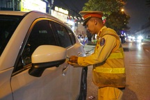 Tài xế ô tô say xỉn, CSGT phải dìu để thổi nồng độ cồn
