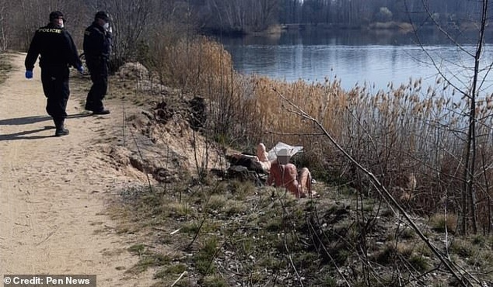 Nơi cho phép người dân khỏa thân tắm nắng nhưng vẫn phải đeo khẩu trang - 1 Nơi cho phép người dân khỏa thân tắm nắng nhưng vẫn phải đeo khẩu trang - 1