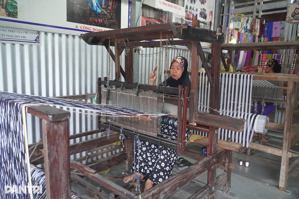 Cô gái vùng biên kiếm 60 triệu đồng mỗi tháng từ thổ cẩm - 1 Cô gái vùng biên kiếm 60 triệu đồng mỗi tháng từ thổ cẩm - 1