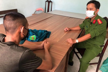 Nam thanh niên ở Đà Nẵng "cải trang" thành dân quân tự vệ để đi ra đường