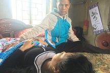 Nhà không có để ở, người mẹ nghèo nghẹn ngào biết lấy gì cứu con?