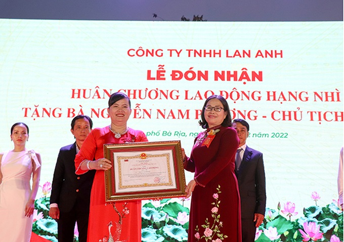 Thừa ủy quyền của Chủ tịch nước, Phó Bí thư Thường trực Tỉnh ủy Nguyễn Thị Yến trao tặng Huân chương Lao động hạng Nhì cho bà Nguyễn Nam Phương.