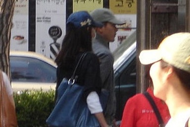 Choi Ji Woo bất ngờ xuất hiện trên phố cùng “phi công trẻ”