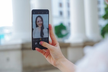 Làm điện thoại camera ẩn dưới màn hình dễ hay khó?