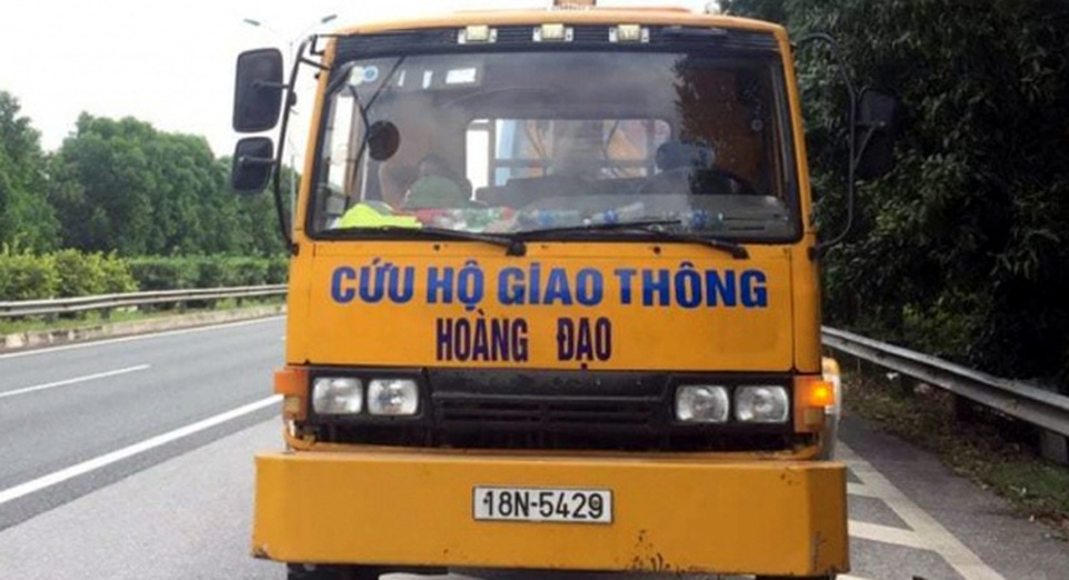 Xe cứu hộ đi ngược chiều trên cao tốc - 1 Xe cứu hộ đi ngược chiều trên cao tốc - 1