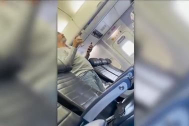 Dùng đồ lót làm khẩu trang, nam hành khách bị đuổi khỏi máy bay