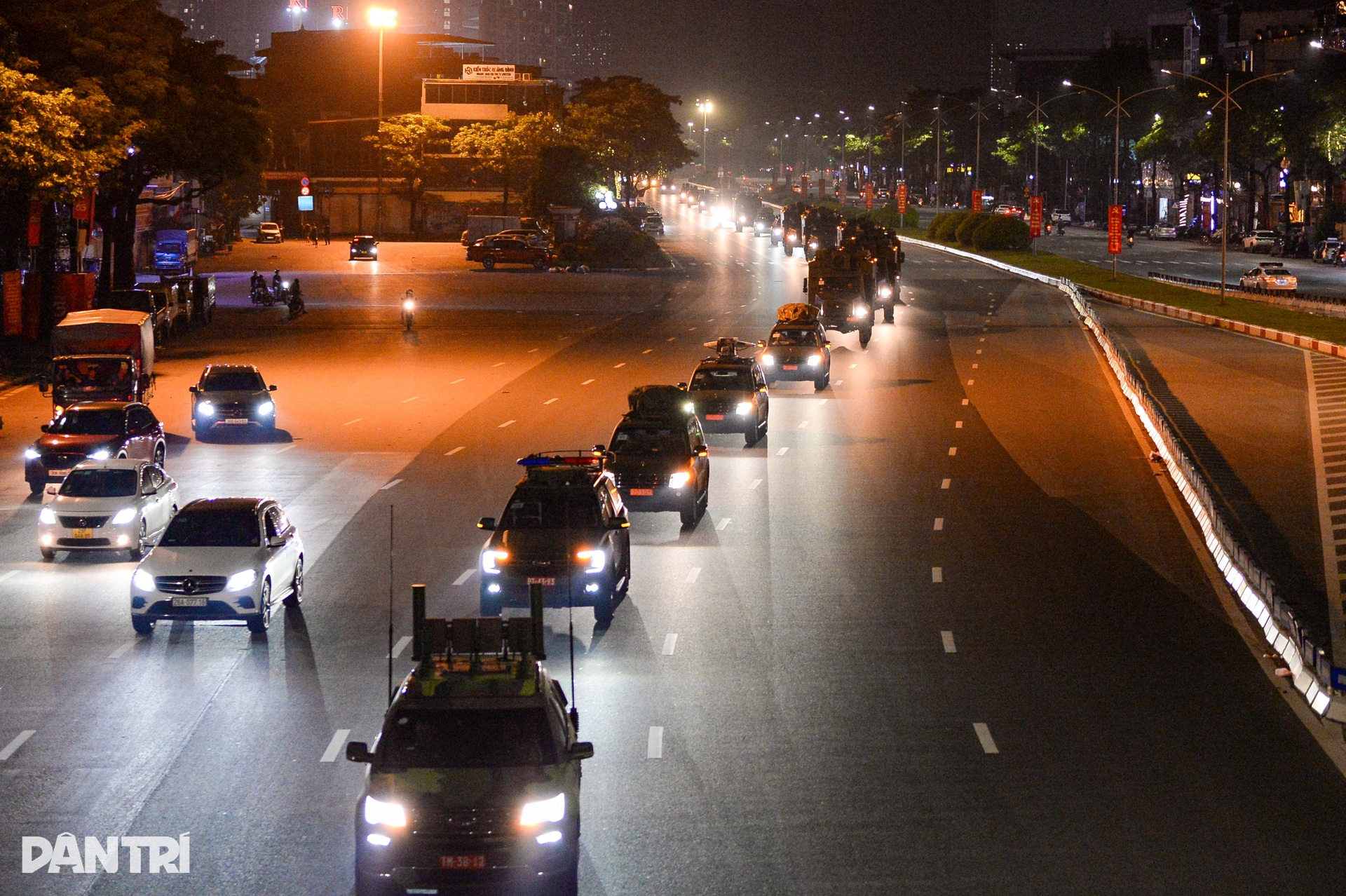 Người dân reo hò chào đón dàn xe pháo quân sự tiến vào thủ đô - 6