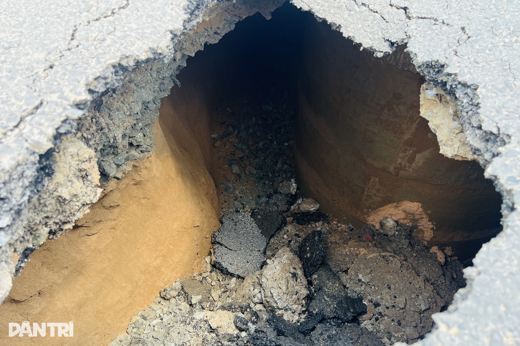 “Hố tử thần” sâu 2,5m xuất hiện giữa đường ở TPHCM - 1