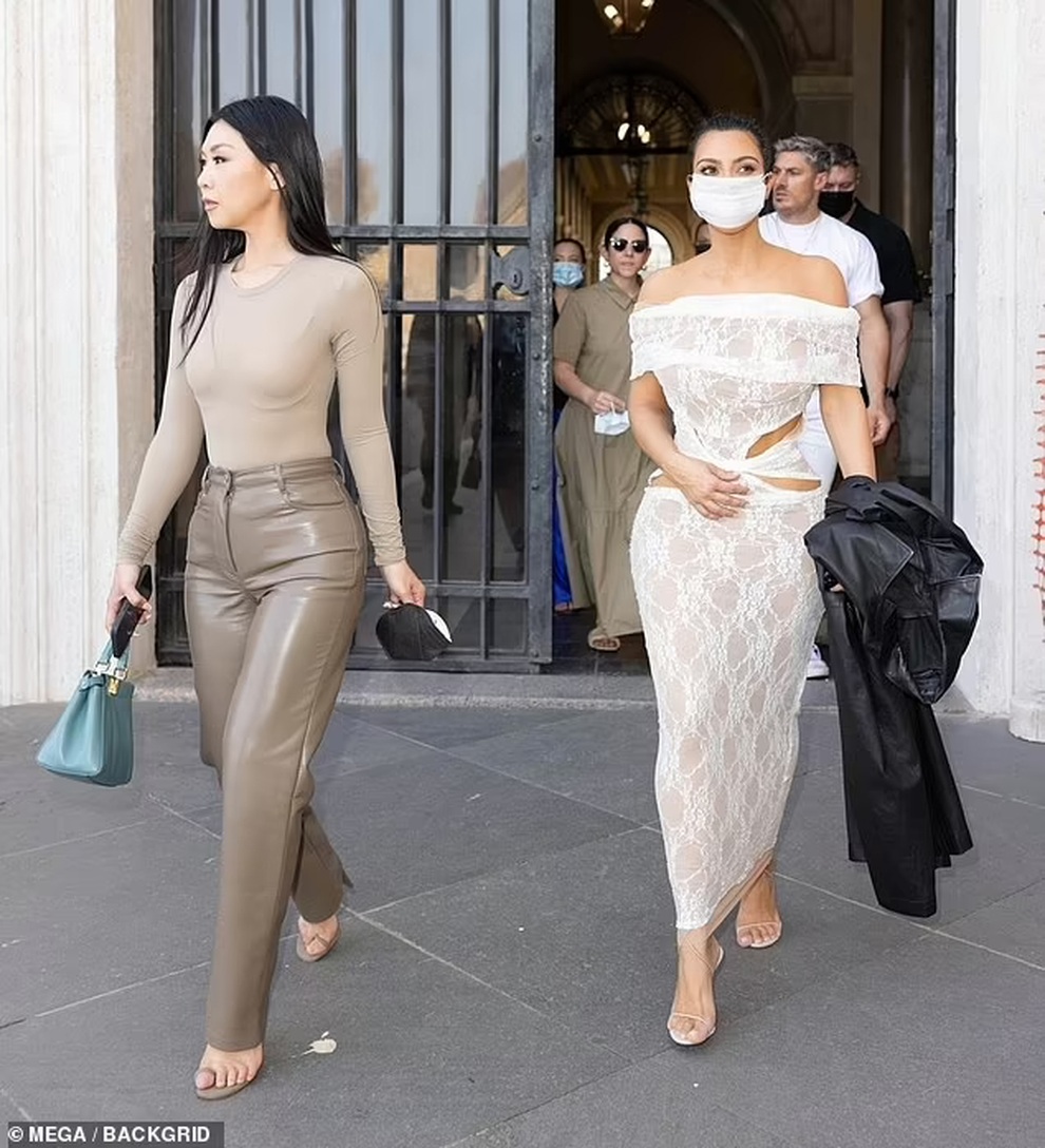 Kim Kardashian mặc váy hở bạo khi xuất hiện trên đường phố Italy - 6 Kim Kardashian mặc váy hở bạo khi xuất hiện trên đường phố Italy - 6