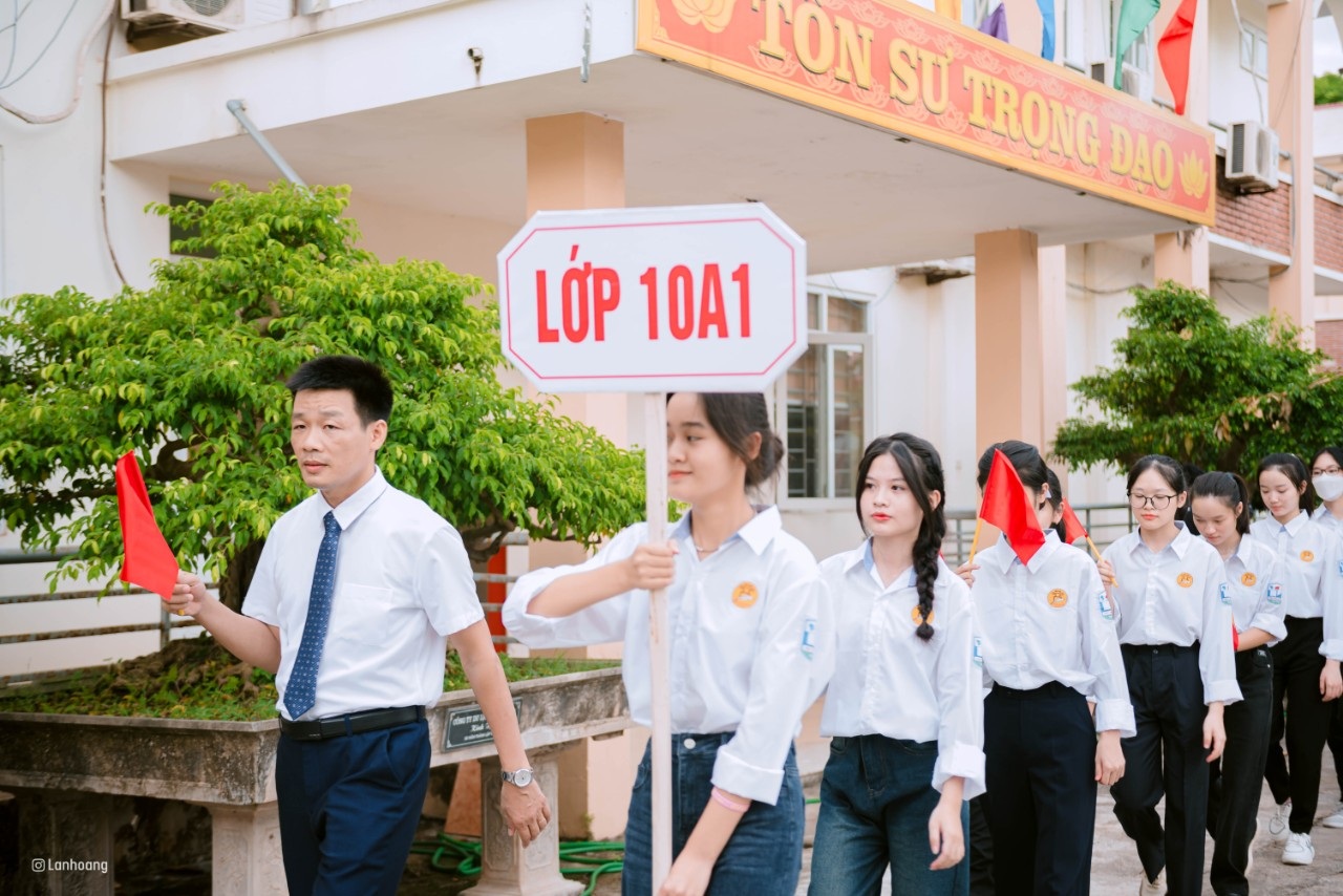 Thầy giáo vật lý hơn 20 năm làm dụng cụ thí nghiệm dạy học sinh trường làng - 5 Thầy giáo vật lý hơn 20 năm làm dụng cụ thí nghiệm dạy học sinh trường làng - 5