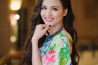 Hoa hậu Diễm Hương khoe vóc dáng hoàn hảo sau khi sinh con