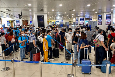Vì sao nhiều hành khách bị cắt chuyến bay, từ chối làm thủ tục?