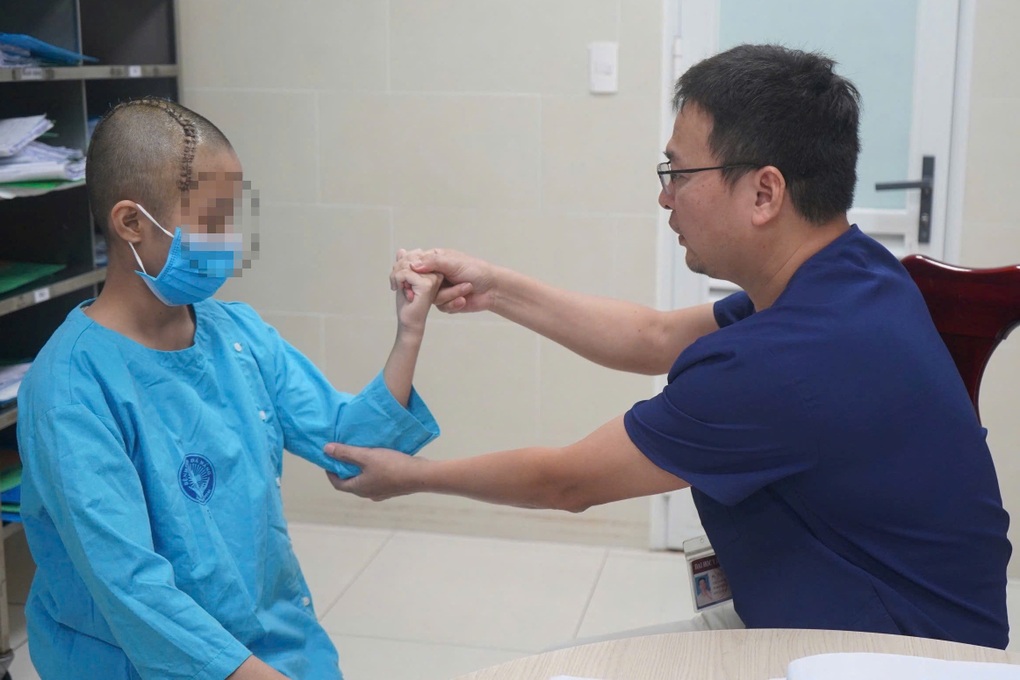 Nữ sinh 13 tuổi bị đột quỵ khi đang tập văn nghệ tại trường - 1 Nữ sinh 13 tuổi bị đột quỵ khi đang tập văn nghệ tại trường - 1