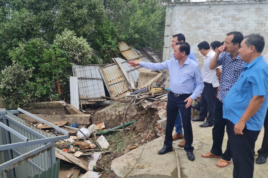Sạt lở đe dọa gần 100 căn nhà: Chỉ 15 phút, cả căn nhà của tôi sụt hết - 5 Sạt lở đe dọa gần 100 căn nhà: Chỉ 15 phút, cả căn nhà của tôi sụt hết - 5