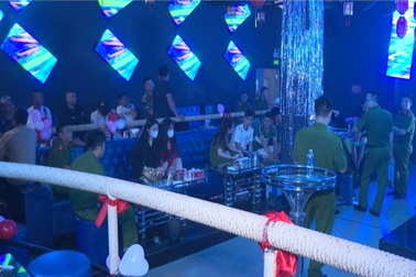 Hơn 50 cảnh sát đột kích quán bar, triệt xóa ổ nhóm ma túy