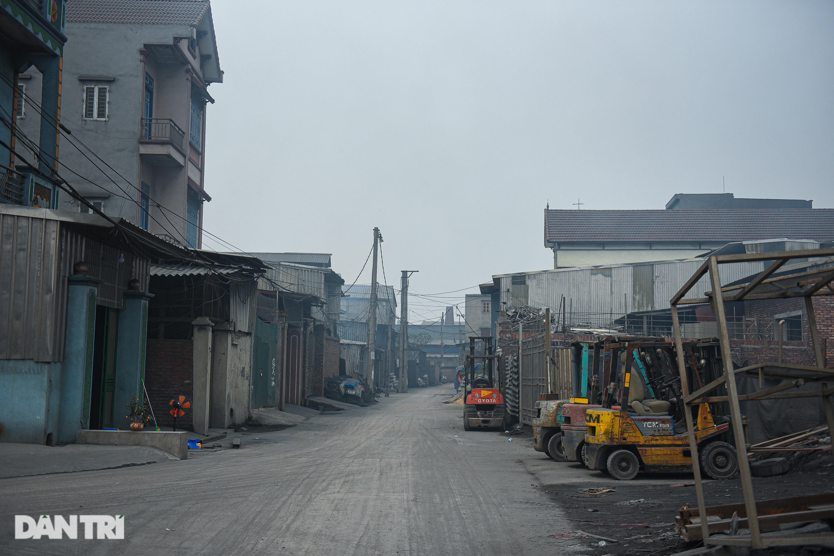 Làng ám khói, người dân nhọ nhem quanh năm vì xỉ thải nhôm ở Bắc Ninh - 2 Làng ám khói, người dân nhọ nhem quanh năm vì xỉ thải nhôm ở Bắc Ninh - 2
