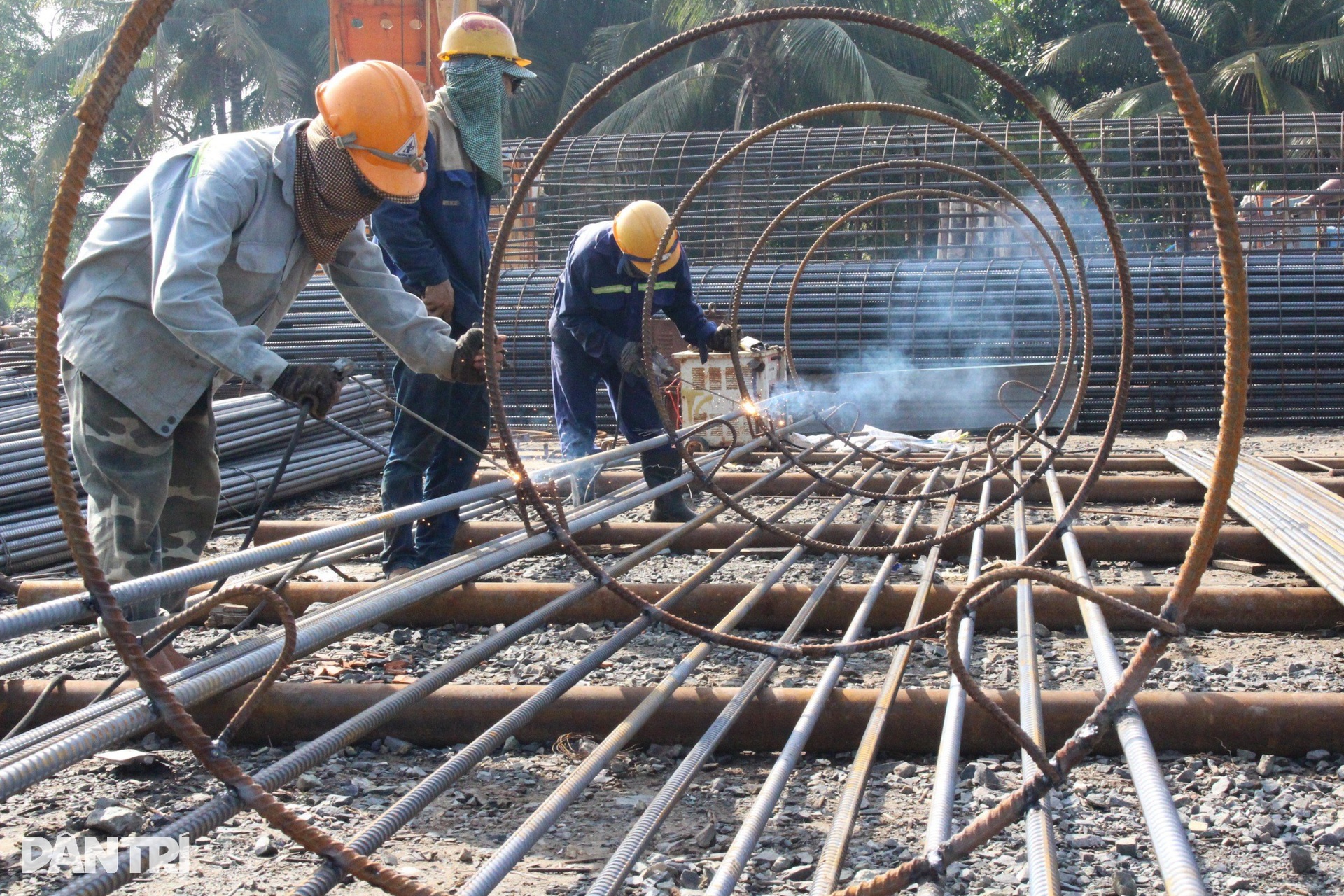 Công nhân Bình Dương ngày đêm tất bật trên dự án đường Vành đai 3 TPHCM - 1 Công nhân Bình Dương ngày đêm tất bật trên dự án đường Vành đai 3 TPHCM - 1