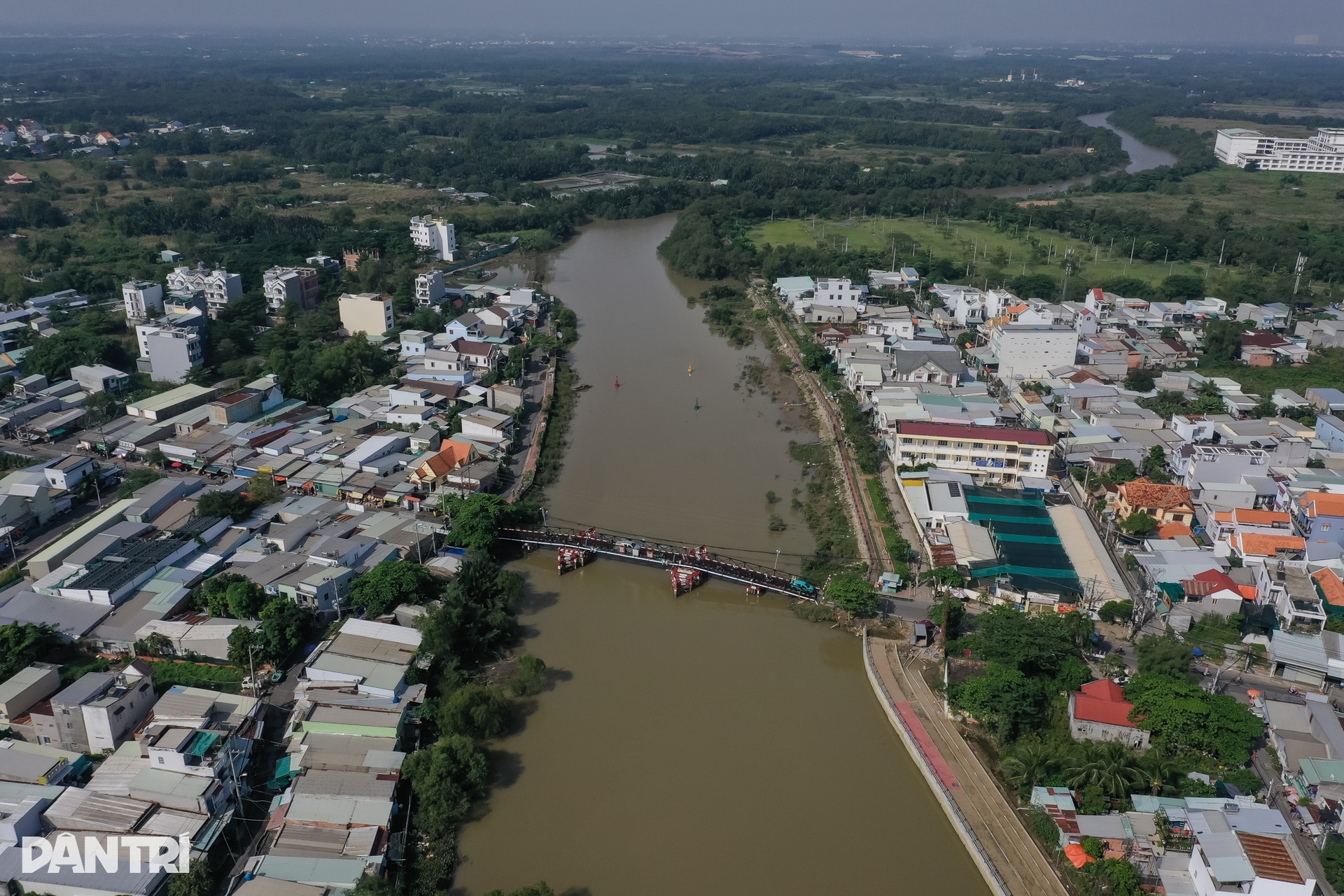 Người dân thấp thỏm qua lại trên 2 cầu sắt xuống cấp ở khu Nam Sài Gòn - 7 Người dân thấp thỏm qua lại trên 2 cầu sắt xuống cấp ở khu Nam Sài Gòn - 7
