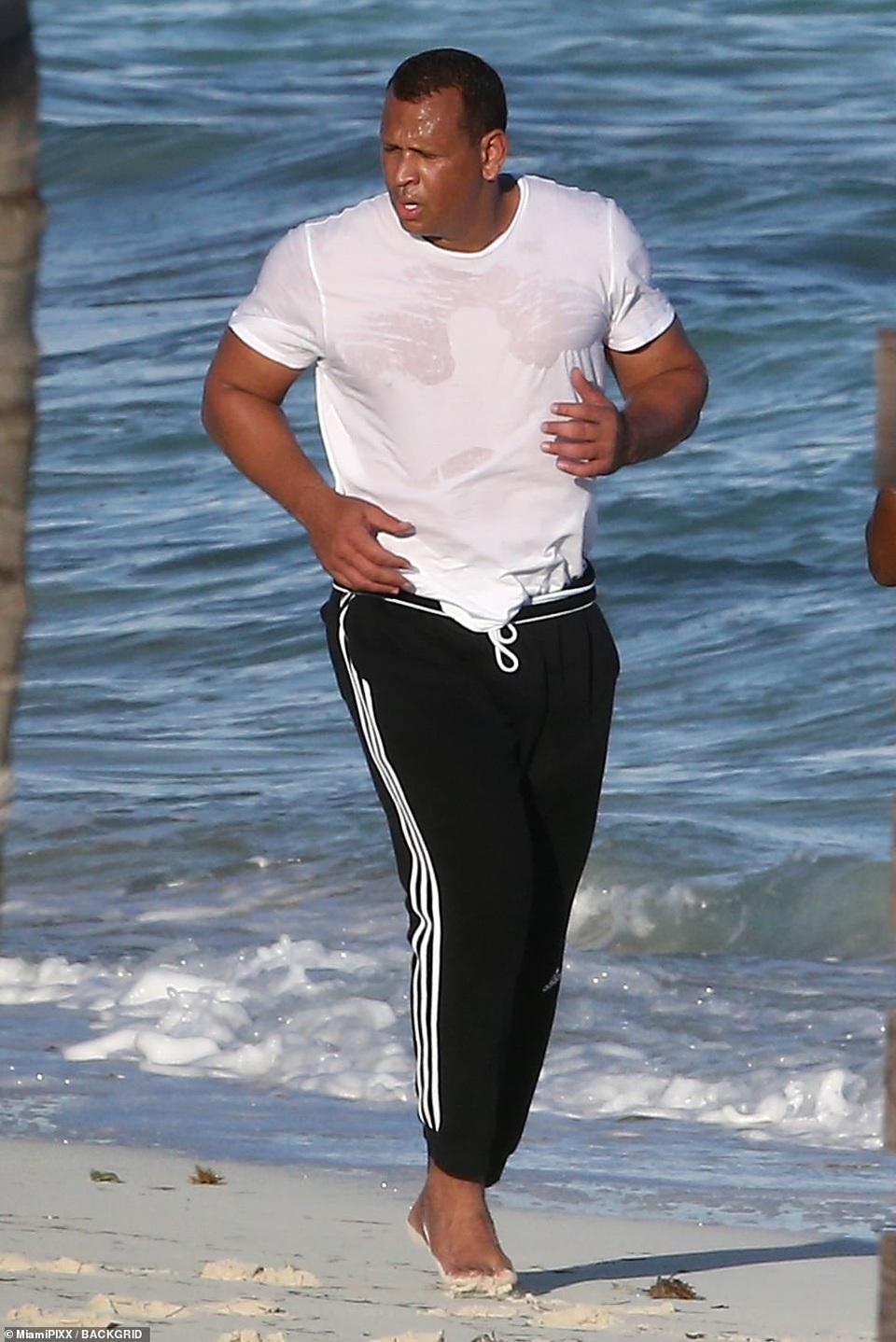 Jennifer Lopez khoe cơ bụng săn chắc ở tuổi 51 - 3 Jennifer Lopez khoe cơ bụng săn chắc ở tuổi 51 - 3