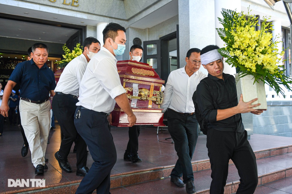NSƯT Chiều Xuân bật khóc bên linh cữu NSND Bùi Đình Hạc - 10 NSƯT Chiều Xuân bật khóc bên linh cữu NSND Bùi Đình Hạc - 10