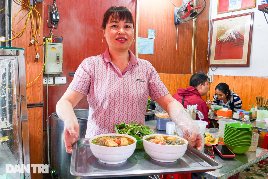 Unique trick to help the owner of Hanoi snail noodle shop sell 500 bowls/day - 2