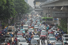 Hàng nghìn phương tiện ở Hà Nội nhích từng mét dưới trời mưa tầm tã