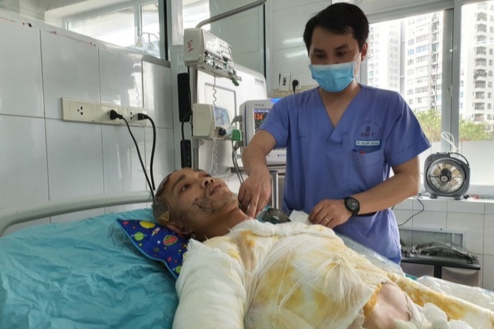 Chàng trai bị tai nạn mất nửa phần da cơ thể được bạn đọc giúp đỡ - 2 Chàng trai bị tai nạn mất nửa phần da cơ thể được bạn đọc giúp đỡ - 2