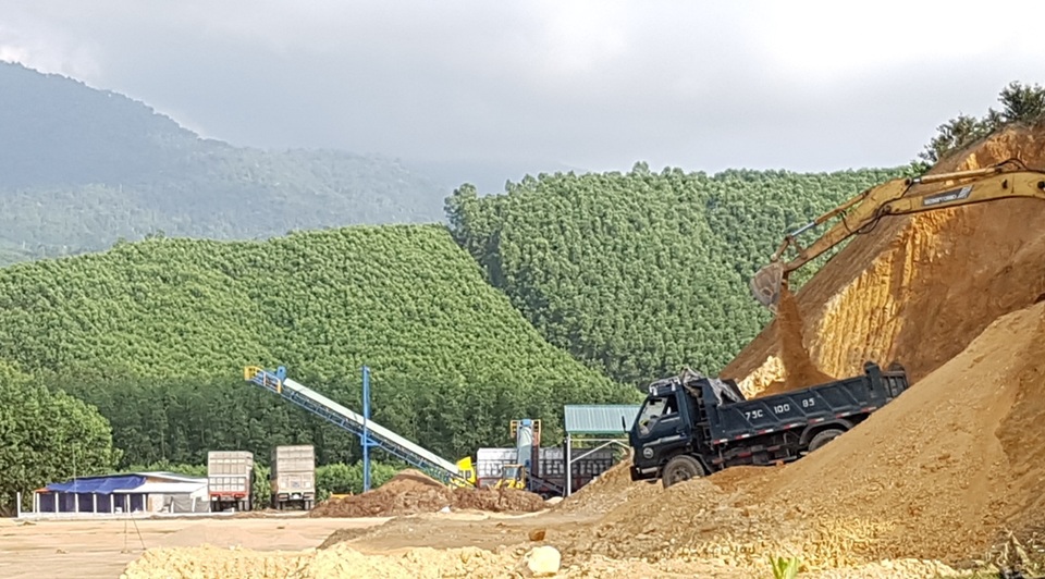 Ồ ạt lấy đất đồi chở ra ngoài tiêu thụ trái phép tại Thừa Thiên Huế - 4 Ồ ạt lấy đất đồi chở ra ngoài tiêu thụ trái phép tại Thừa Thiên Huế - 4