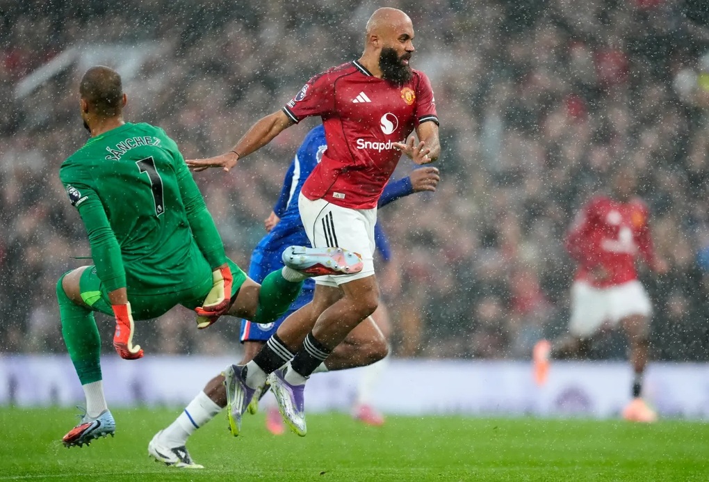 CĐV đòi đuổi tội đồ Sanchez sau tấm thẻ đỏ nhanh nhất lịch sử Chelsea - 1