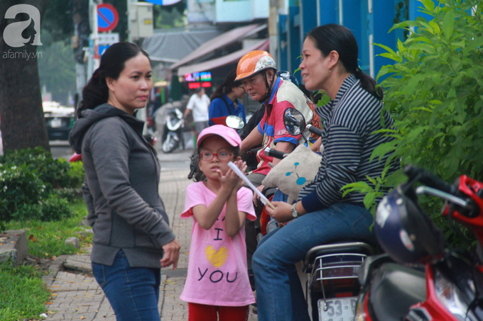 Phụ huynh lo lắng, đội mưa đợi con trong ngày đầu kỳ thi tuyển sinh vào lớp 10 - Ảnh 19. Phụ huynh lo lắng, đội mưa đợi con trong ngày đầu kỳ thi tuyển sinh vào lớp 10 - Ảnh 19.