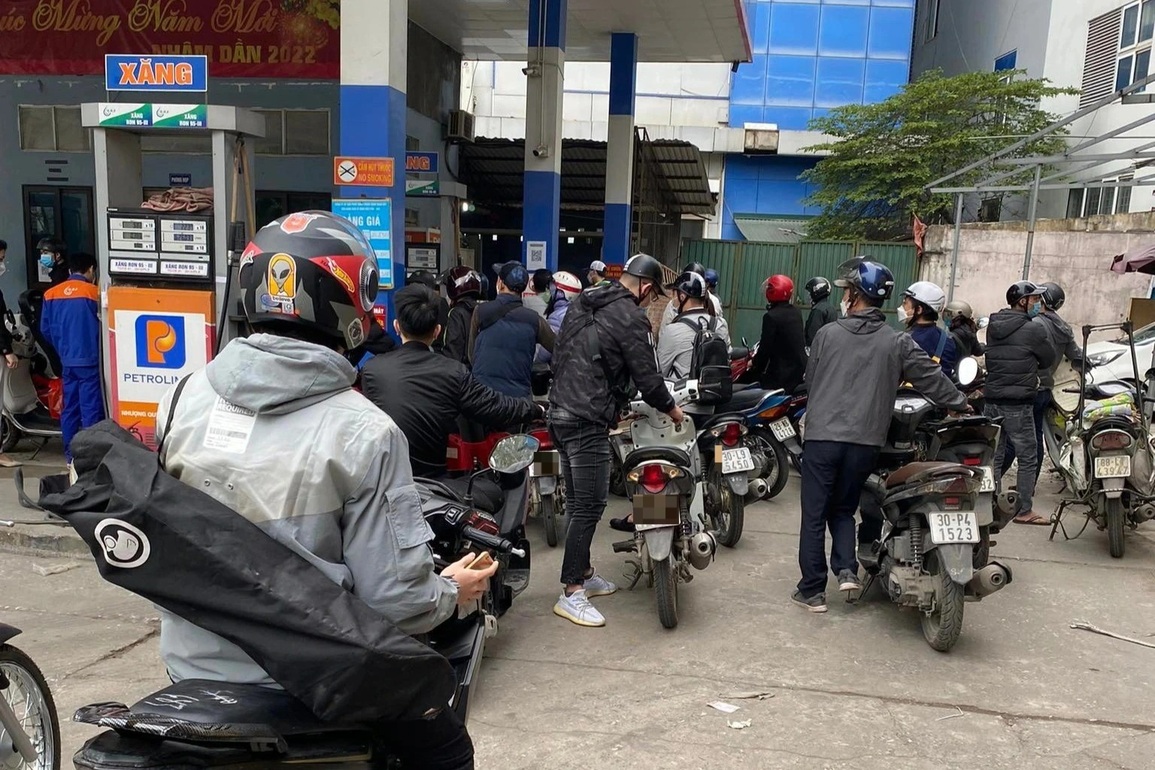 Chen chúc đổ xăng trước giờ G, người mua tiết kiệm được bao nhiêu tiền? - 1