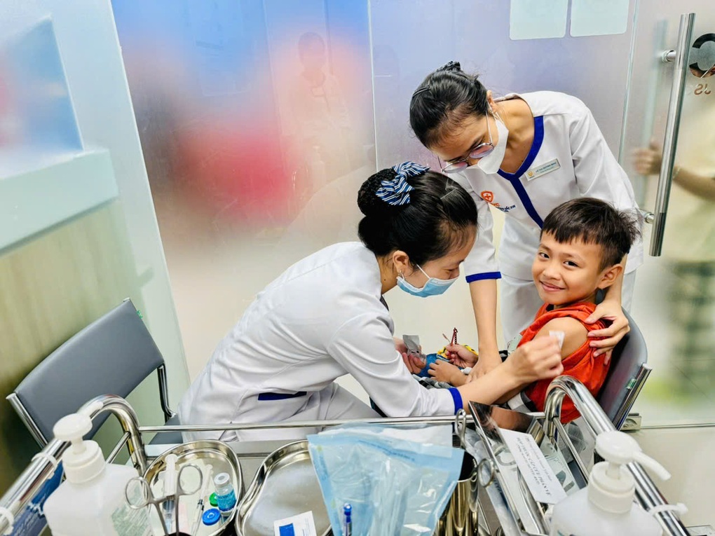 Hàng trăm trẻ TPHCM tiêm sởi miễn phí, an toàn tại VNVC ngày đầu tăng cường chiến dịch - 4 Hàng trăm trẻ TPHCM tiêm sởi miễn phí, an toàn tại VNVC ngày đầu tăng cường chiến dịch - 4