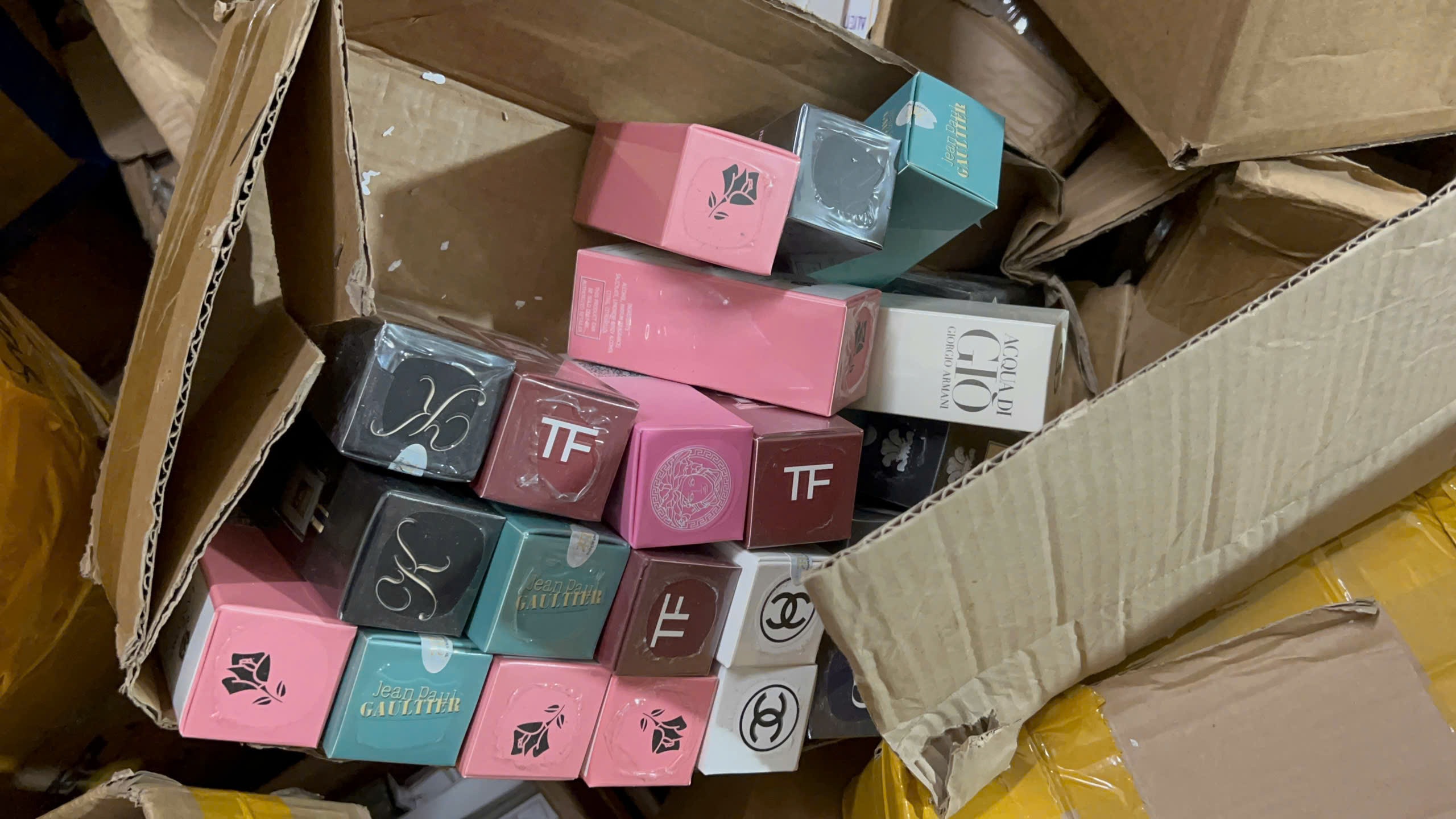 Đột kích kho nước hoa nghi giả Chanel, Dior ngay giữa phố cổ Hà Nội - 1