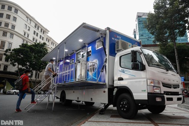 TPHCM được tặng 10 xe xét nghiệm Covid-19 lưu động