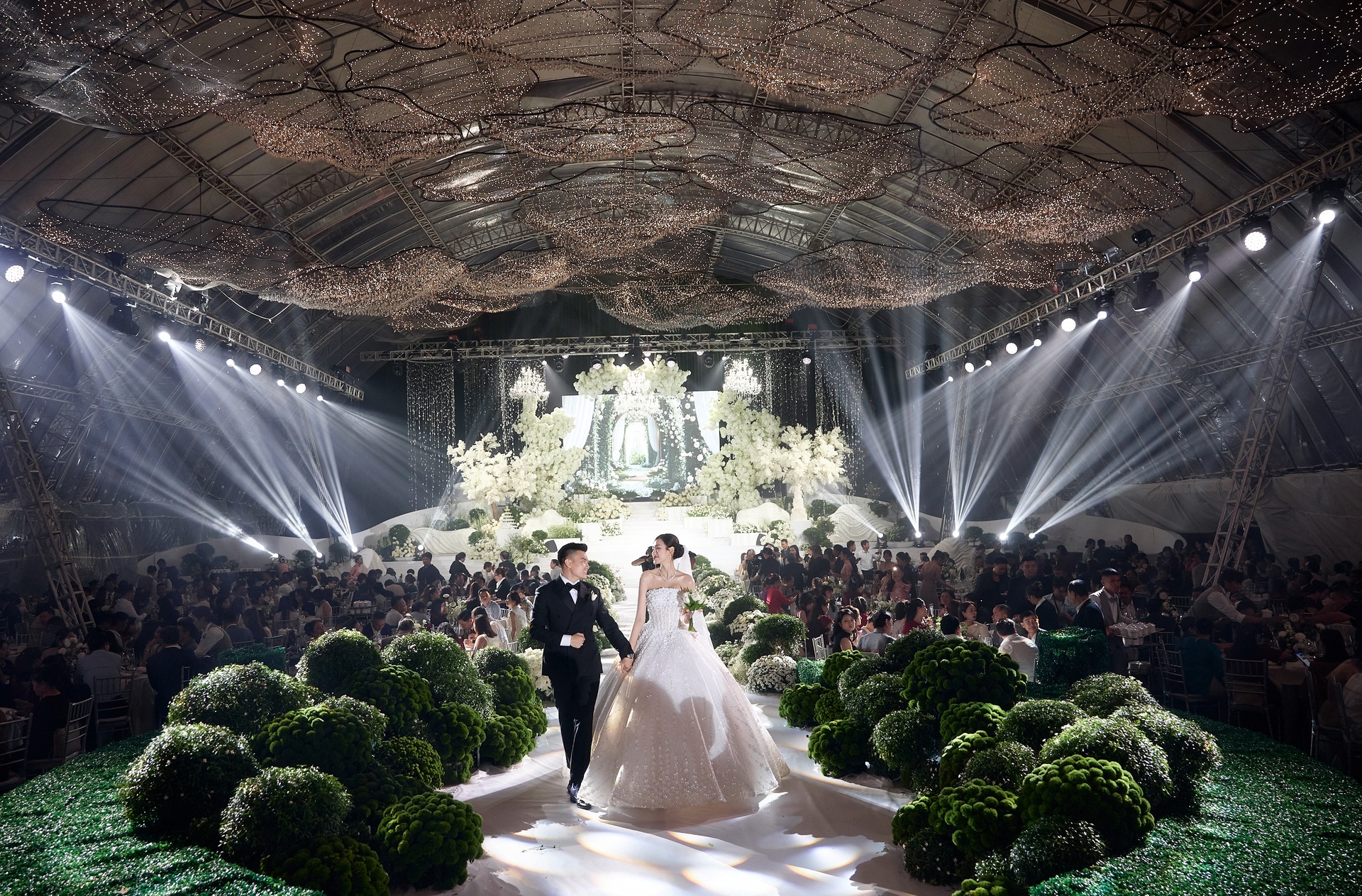 Lễ cưới Đỗ Thị Hà: Không gian 2.300m2, khoảnh khắc tình tứ gây chú ý - 13 Lễ cưới Đỗ Thị Hà: Không gian 2.300m2, khoảnh khắc tình tứ gây chú ý - 13