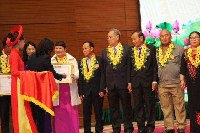 Doanh nhân Nguyễn Nam Phương được biểu dương về thành tích xuất sắc trong sản xuất, kinh doanh và công tác từ thiện xã hội liên tục nhiều năm, góp phần vào sự nghiệp xây dựng và bảo vệ Tổ quốc.