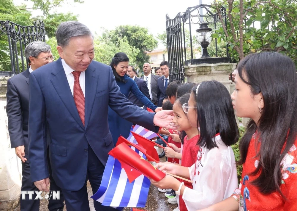 Tổng Bí thư, Chủ tịch nước thăm Đại sứ quán và cộng đồng người Việt Nam tại Cuba - 1