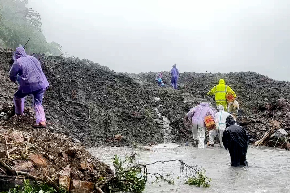 Sạt lở nghiêm trọng trên đèo Lò Xo, hàng trăm ô tô mắc kẹt - 3 Sạt lở nghiêm trọng trên đèo Lò Xo, hàng trăm ô tô mắc kẹt - 3