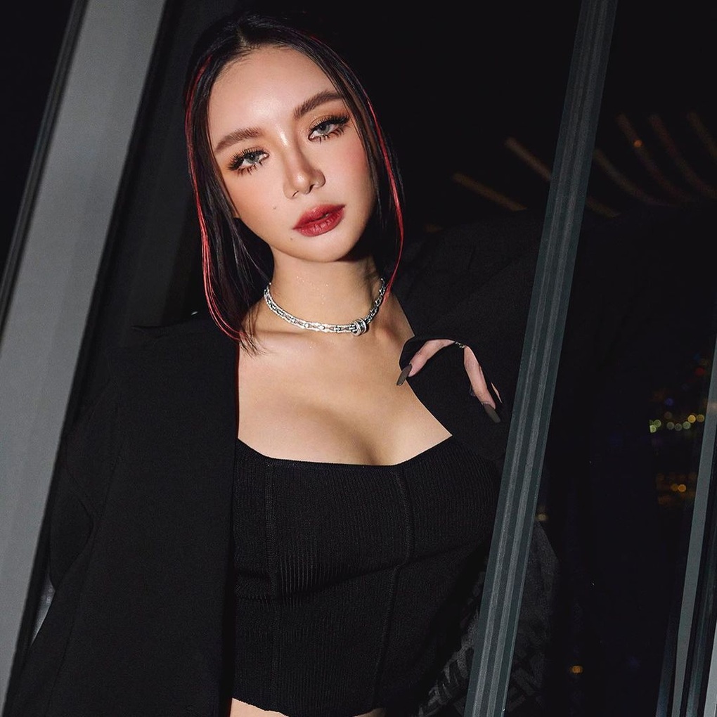 Sau lễ ăn hỏi 15 thỏi vàng, con gái tỷ phú tiễn chồng cũ đi thụ án tù - 3 Sau lễ ăn hỏi 15 thỏi vàng, con gái tỷ phú tiễn chồng cũ đi thụ án tù - 3