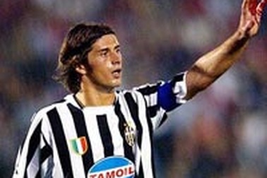 Người cũ Juventus chê BLĐ đội “bất tài”