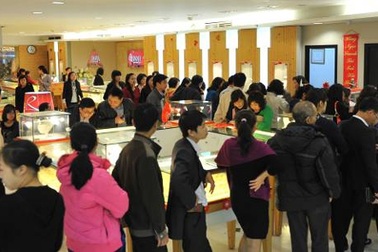 Xếp hàng mua nhẫn lộc phát tài đầu năm